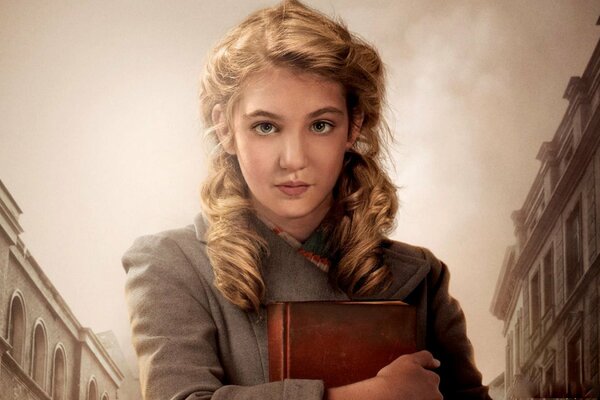 L umile Sophie Nelisse e il libro