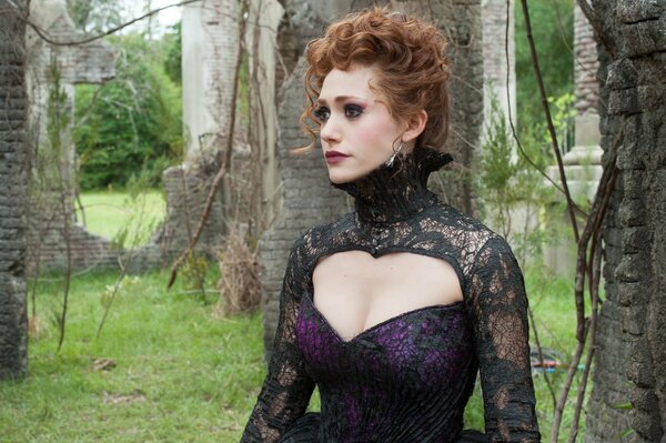 Emmy Rossum plays beautifully in the film beautiful creatures
