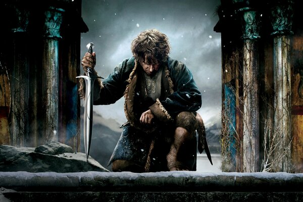 Der Hobbit Bilbo mit dem gebeugten Knie und dem Elfenschwert