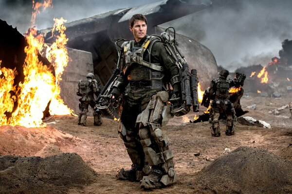 Tom Cruise en el campo de batalla en la película borde del futuro