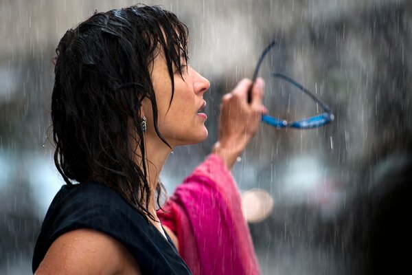 Un amour inhabituel avec des obstacles sous la pluie