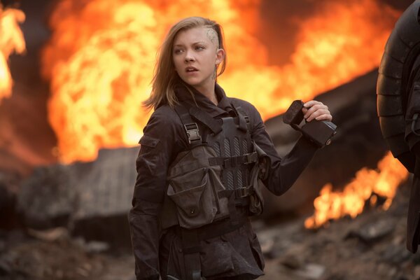 Cressida de Hunger Games sur fond de feu