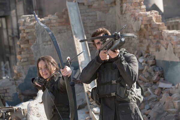 Katniss Everdeen y Gkyl Hawthorne apuntan