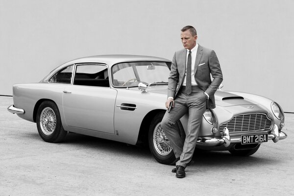 James Bond in der Nähe von Aston Martin db5