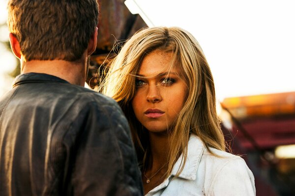 Chica rubia con un hombre en una chaqueta