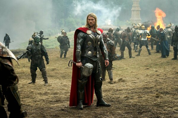 Thor avec un marteau se tient sur le champ de bataille