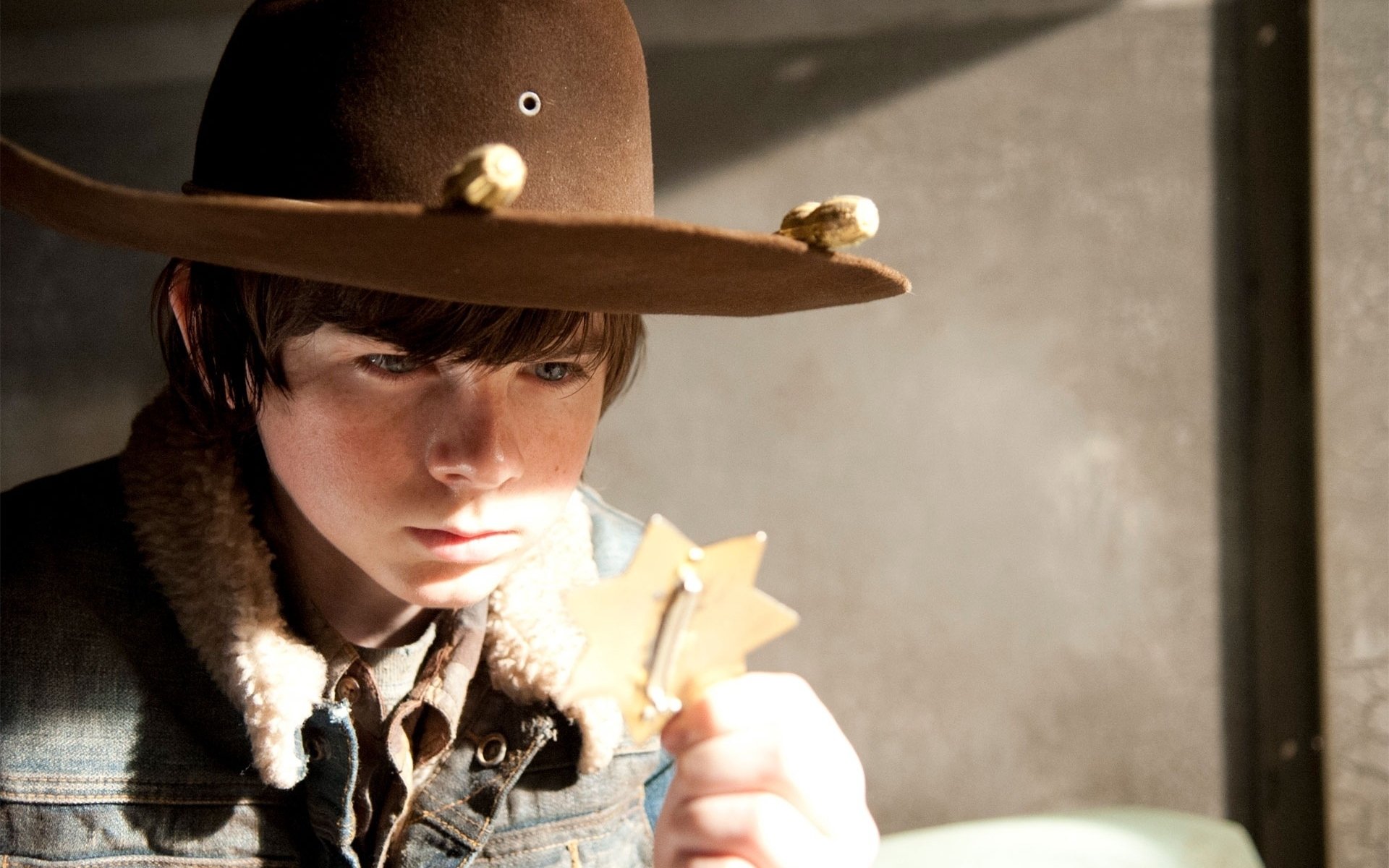 the walking dead the walking dead serial telewizyjny zombie carl grimes chandler riggs chandler riggs kapelusz tło