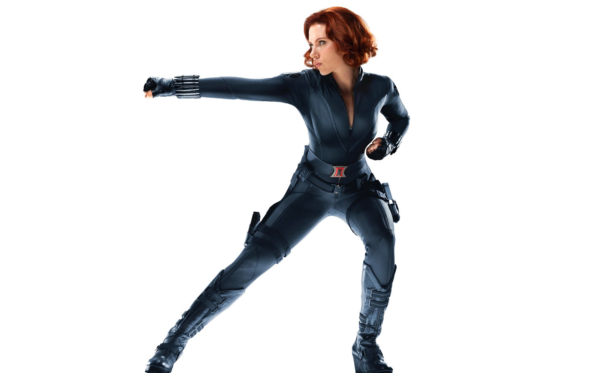 famosa actriz scarlett johansson viuda negra vengadores chica look disfraz apuntar pose pelirroja hollywood película negro mono botas cuero guantes símbolo personalidad rojo natasha romanova marvel