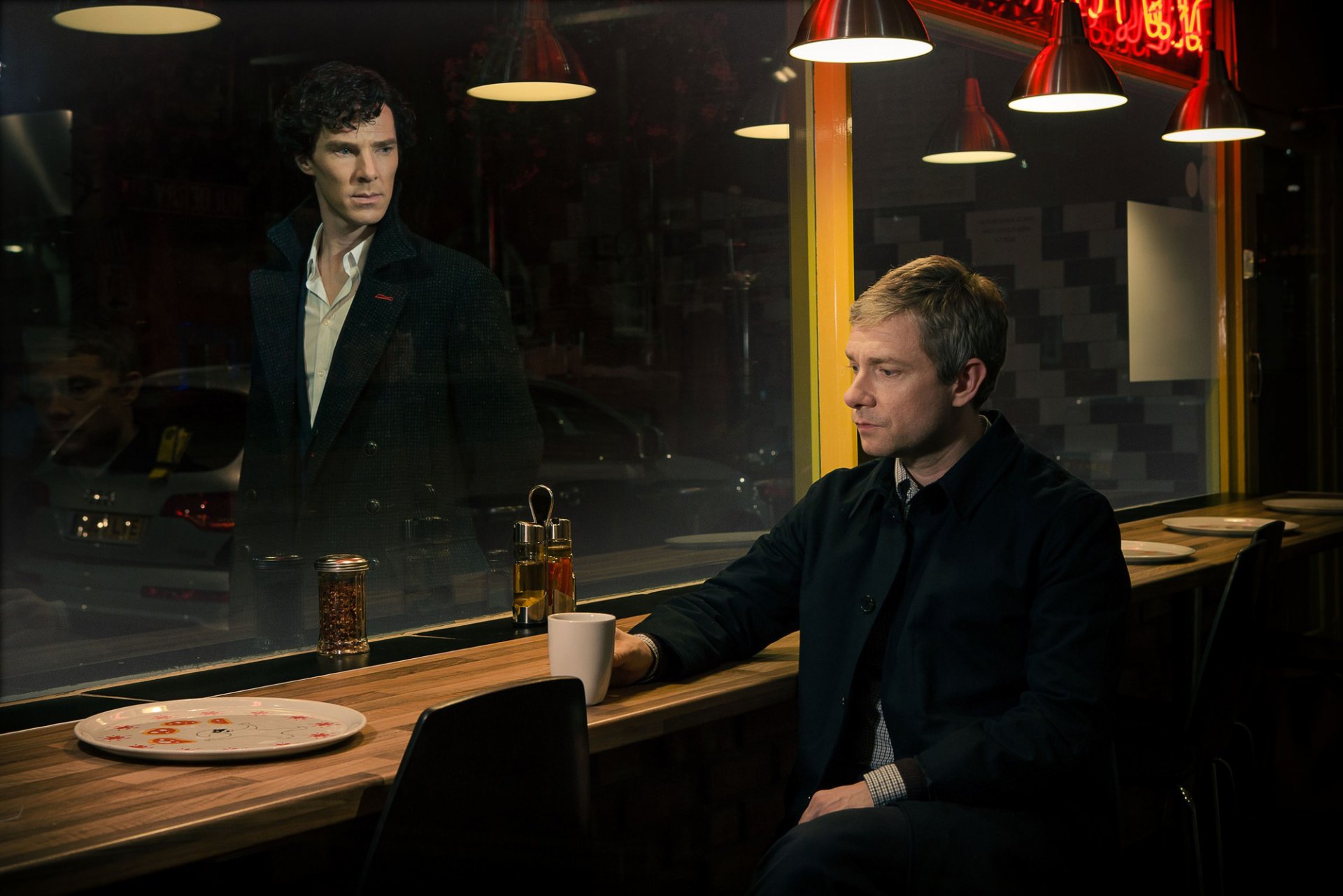 sherlock staffel 3 bbc one sherlock holmes dr. john watson dr. watson schauspieler benedict cumberbatch martin freeman männer lampen stühle tisch rack fenster maschine