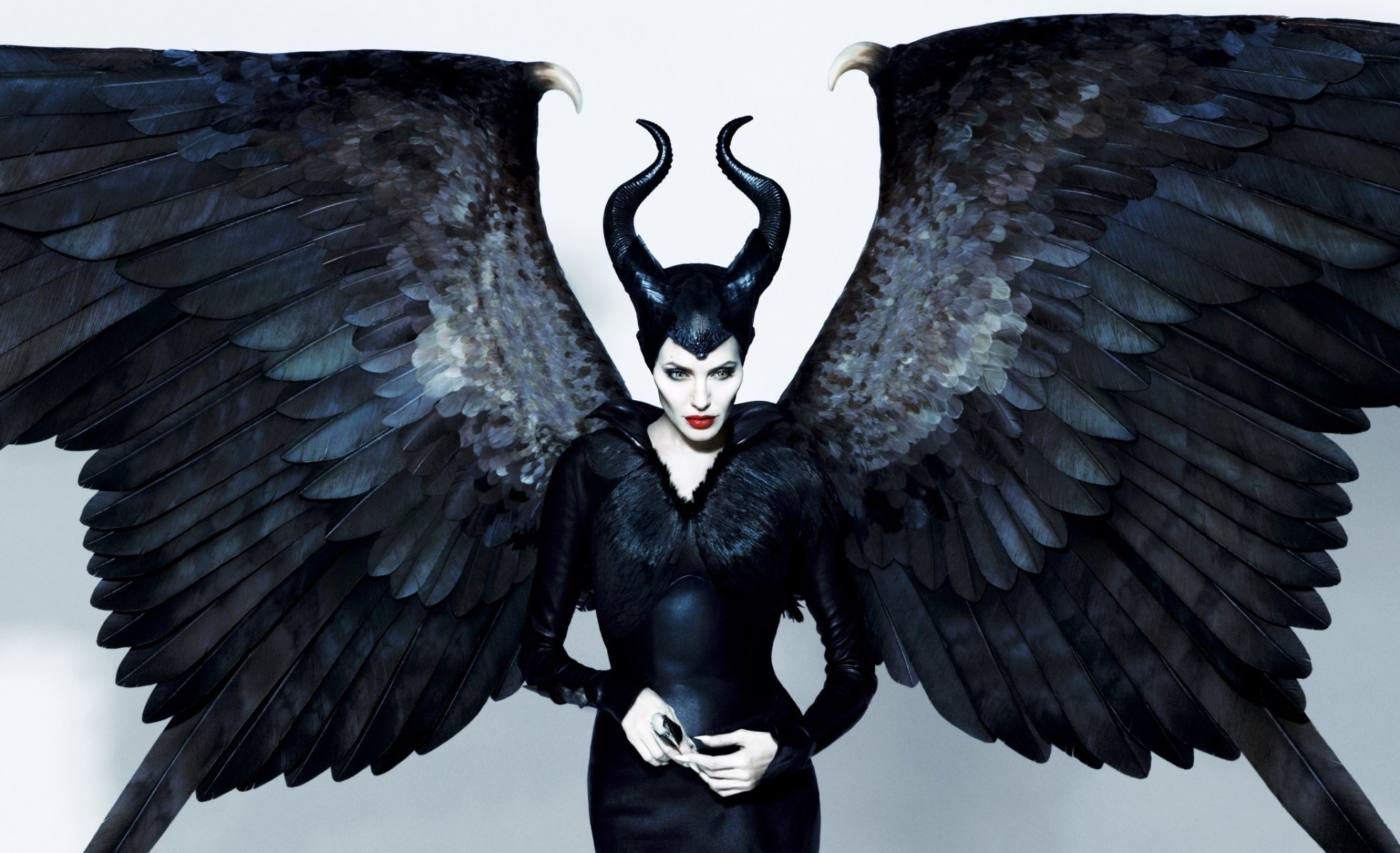 maleficent maleficente angelina jolie film 2014 oczy-kameliony seksowny czarownica czarne skrzydła rogi spojrzenie malefica aktorka