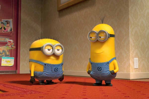 Dos minions con sonrisas astutas