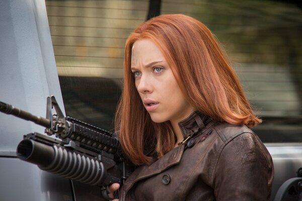 Scarlett Johansson con un rifle en la mano