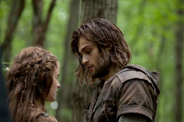 Emma Watson e Douglas Booth nel bosco