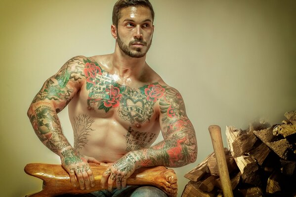 Uomo tatuato con una gamba di legno in mano