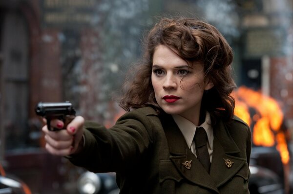 Fotograma de Haley Atwell disparando una pistola