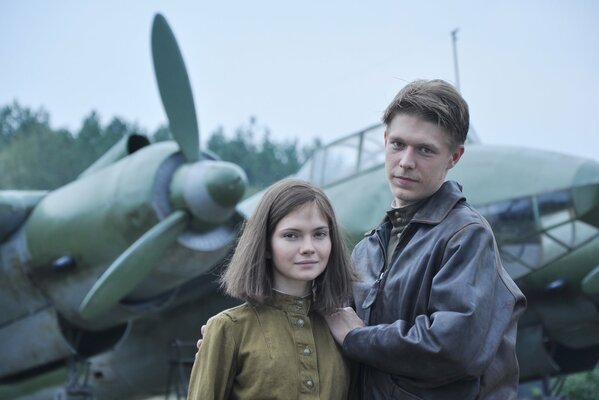 Couple d amoureux debout à l avion soviétique