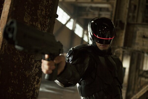 Robocop el hombre del futuro de negro con una pistola