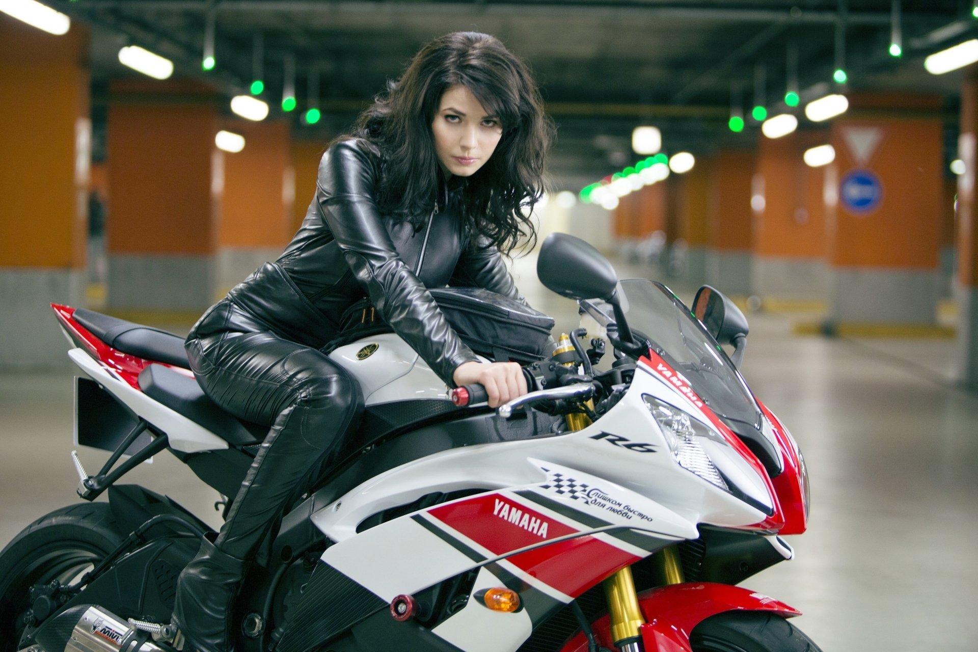 julia snigir dziewczyna laska aktorka sexy sexy motocykl yamaha szklana pułapka dobry dzień na śmierć szklana pułapka: dobry dzień na śmierć