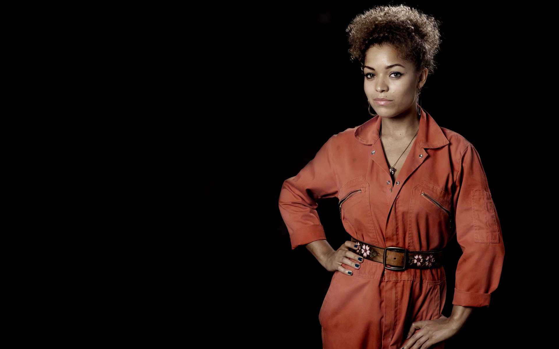 schlecht misfits abschaum mädchen antonia thomas dunkler hintergrund