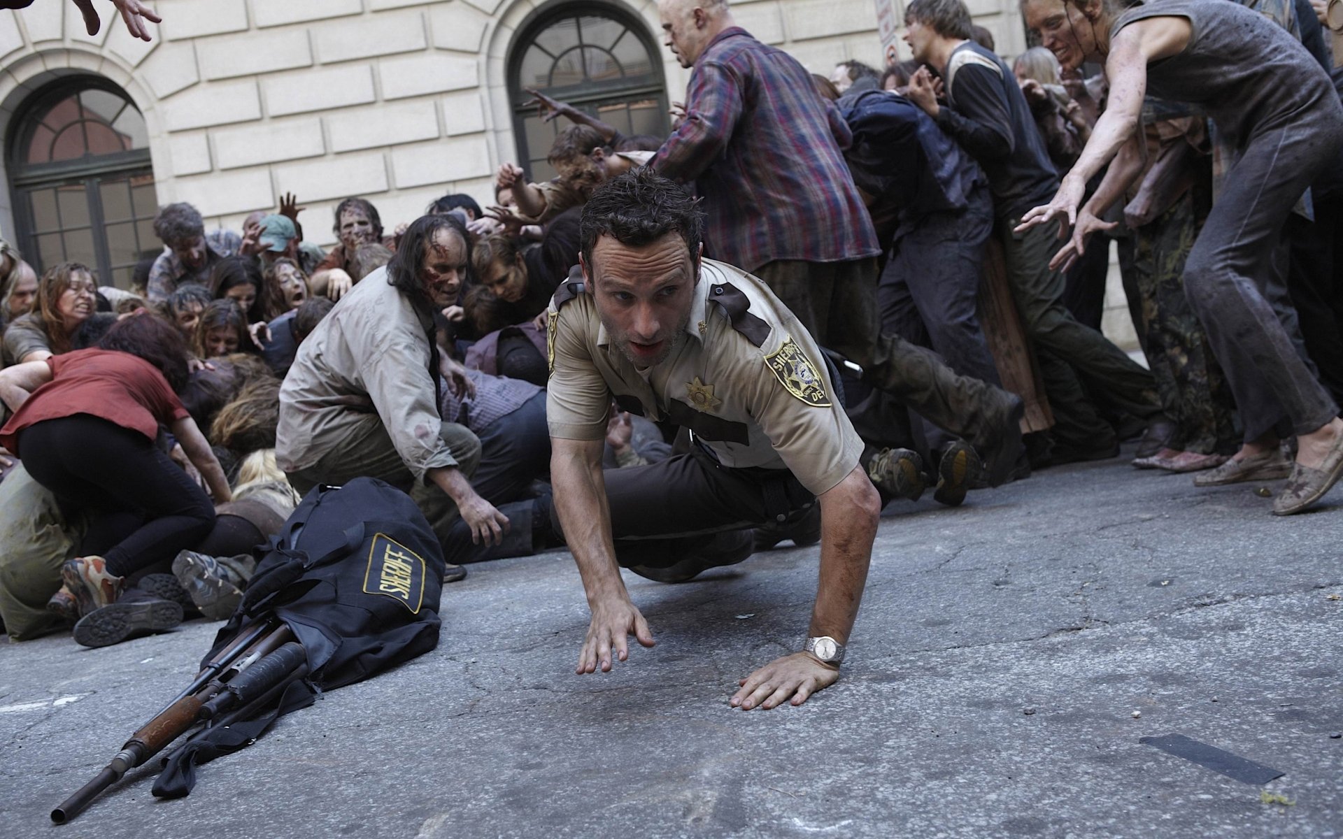 the walking dead the walking dead serie tv zombi rick grimes andrew lincoln folla