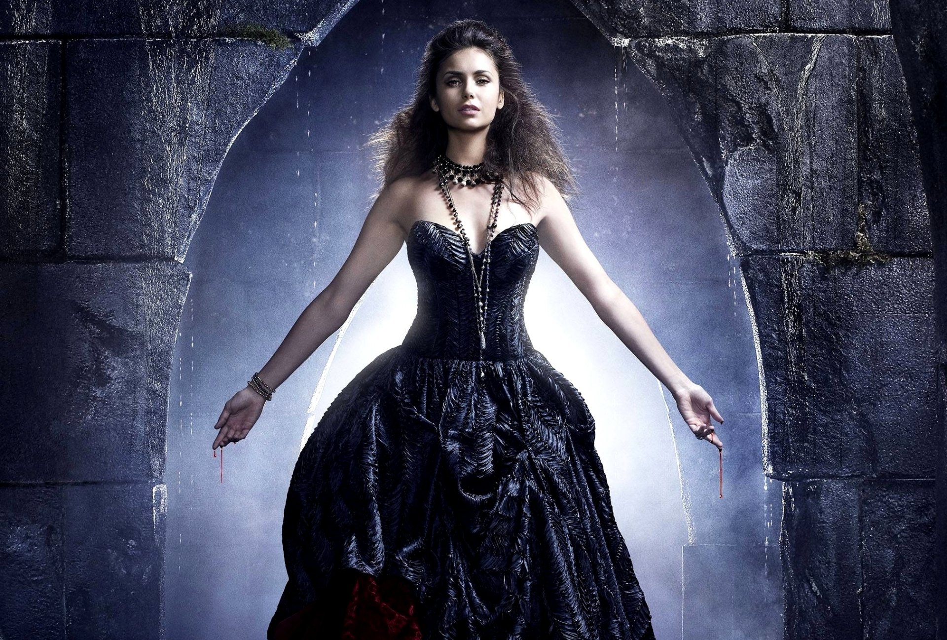 vampire diaries staffel 4 staffel 4 tv-serie elena gilbert schauspielerin nina dobrev mädchen brünette kleid hände blut