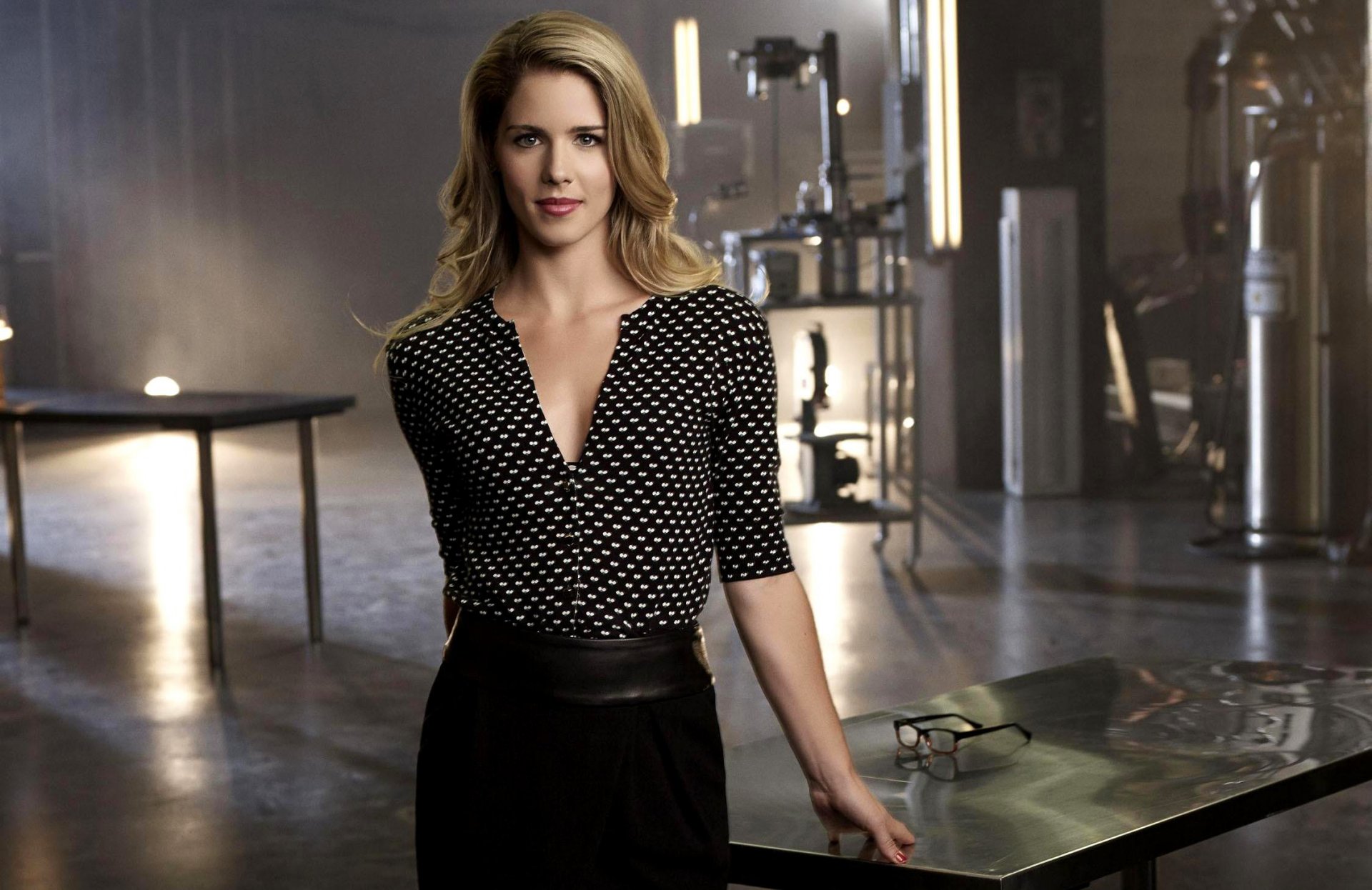 arrow arrow stagione 2 serie tv emily bett rickards attrice felicity smoak felicity smoak ragazza bionda tavolo occhiali