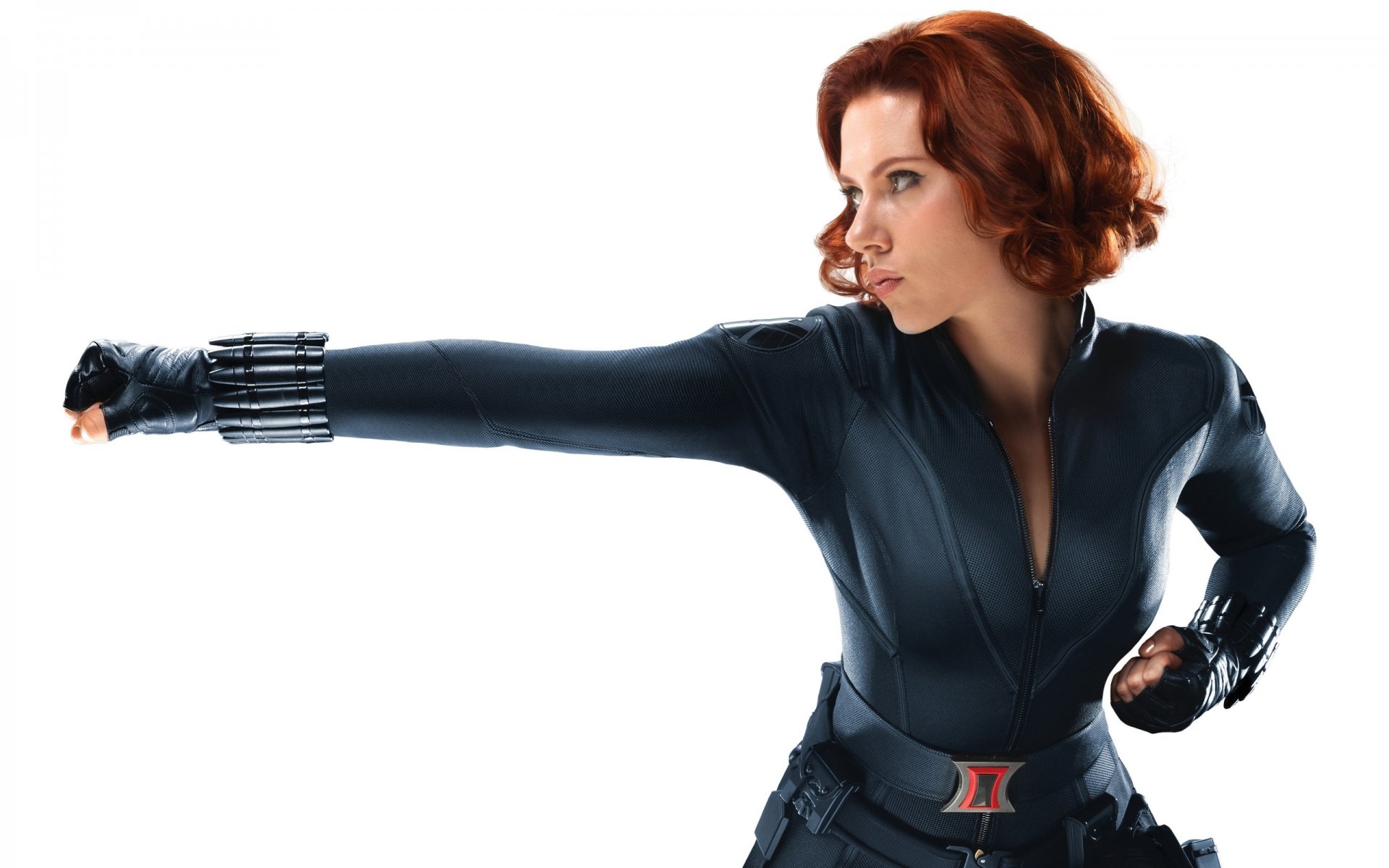 scarlett johansson schwarze witwe avengers anzug pose blick