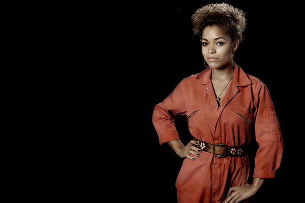 En un fondo oscuro, la chica Antonia Thomas de la serie de televisión Escoria