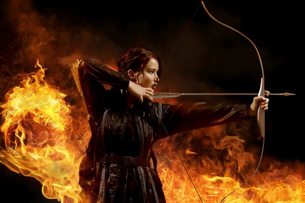 Jennifer Lawrence aus dem Film The Hunger Games schießt einen Bogen