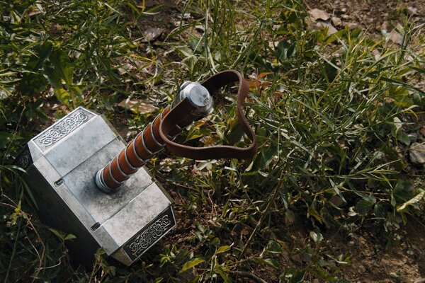 L arme du marteau se trouve sur l herbe