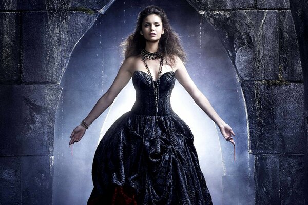 Ein Bild aus der Serie The Vampire Diaries. Mädchen im Kleid