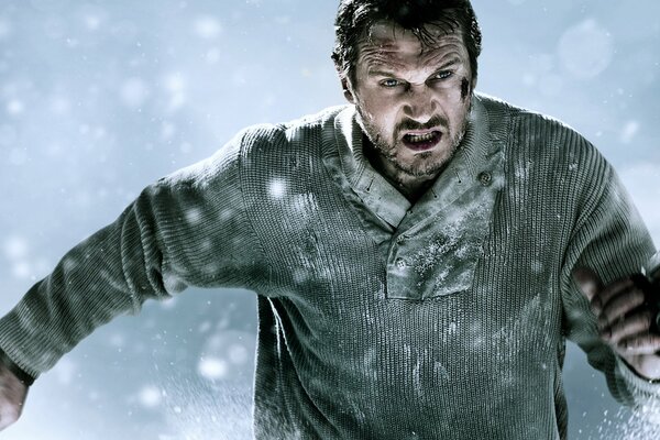 Liam Neeson corre furioso con un coltello nella neve