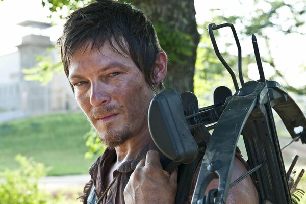 Daryl Dixon z kuszą kadr z serialu The Walking Dead