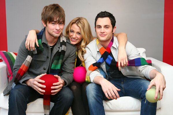 Actors from the TV series Gossip Girl are sitting on the couch Blake Lively Chase Crawford, Penn Badgley