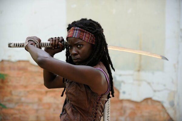 Michonne con la spada portata sopra la testa