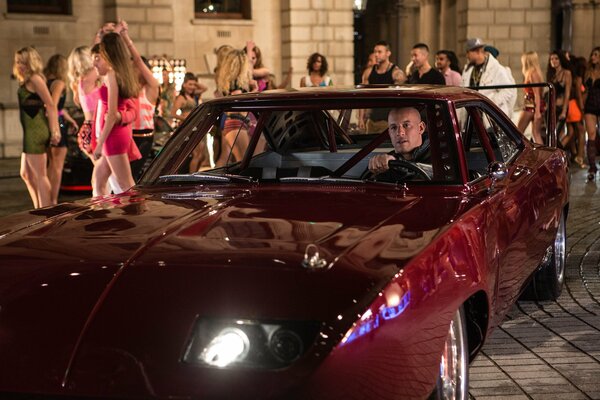 Papier peint avec Dominique Toretto en auto. Vin Diesel dans le rôle principal. Papier peint Fast and Furious