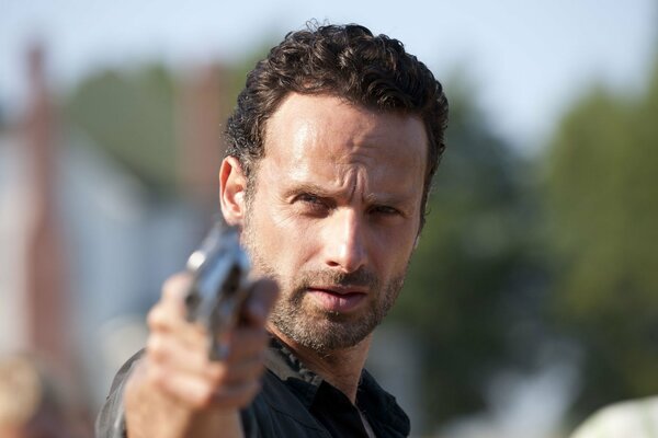 Rick Grimes con un arma de la serie the Walking Dead