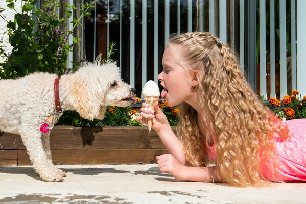 Mädchen mit Hund essen Eis