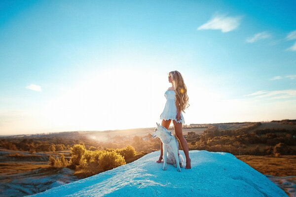 Fille avec chien sur fond de forêt jaune