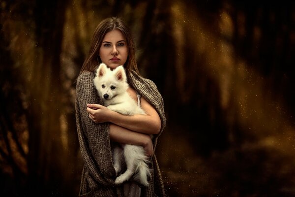 Fille avec un chien dans ses bras