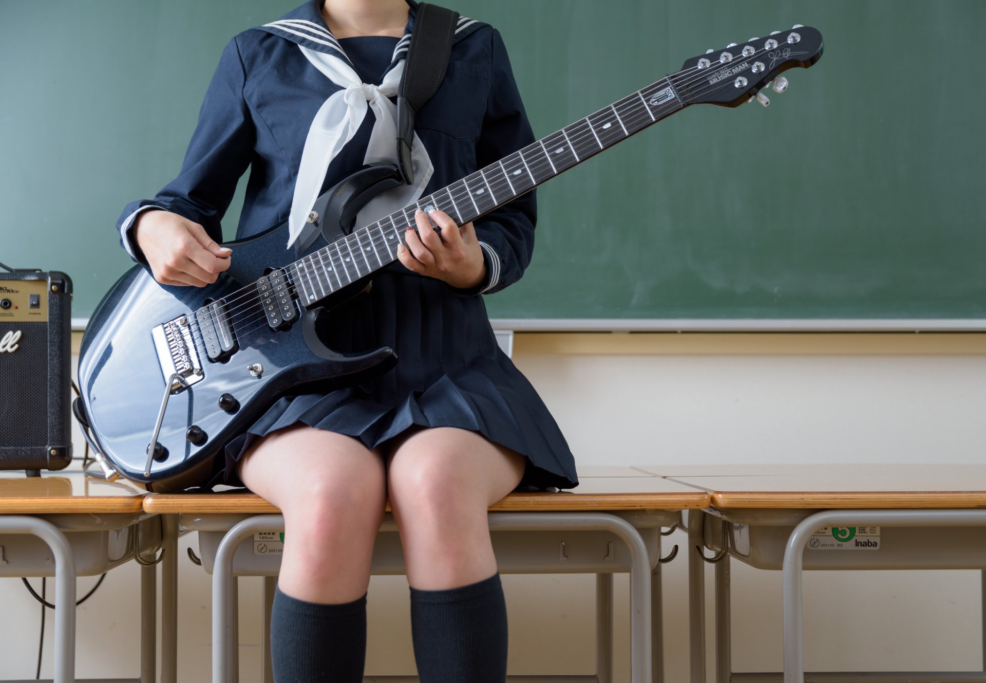 ragazza gambe chitarra strumento musica