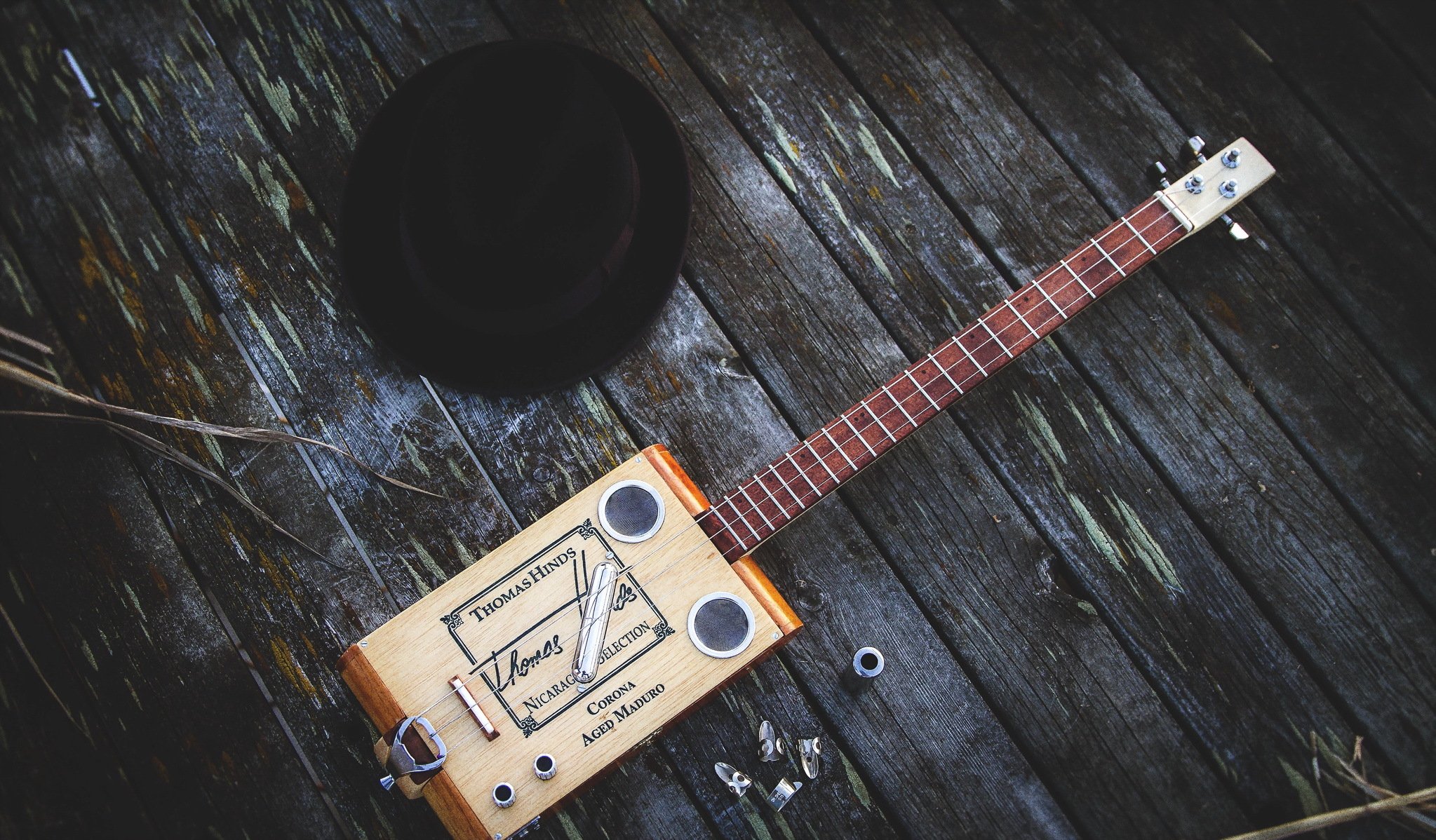 chitarra musica cappello