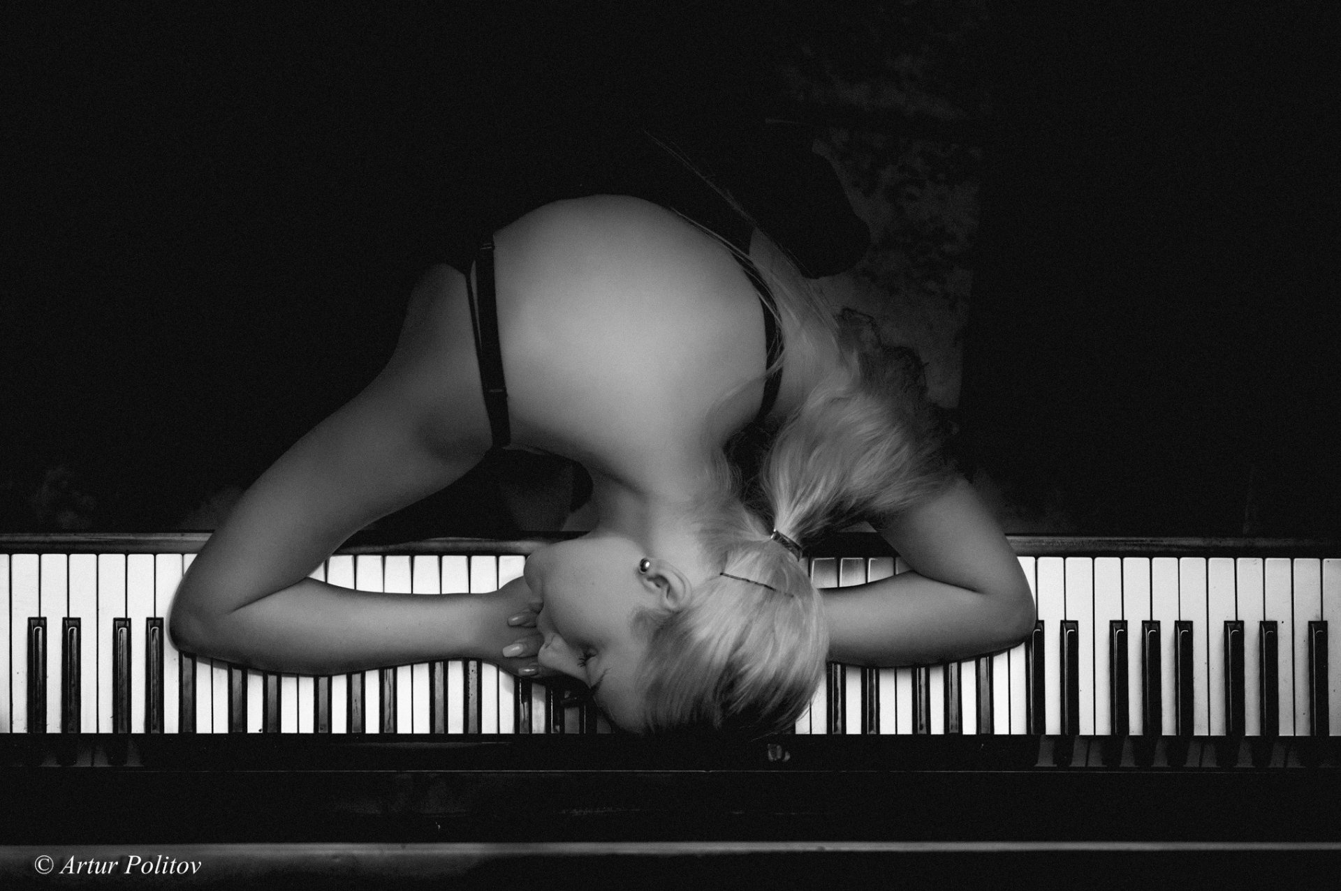 chica rubia dormida piano teclas foto blanco y negro