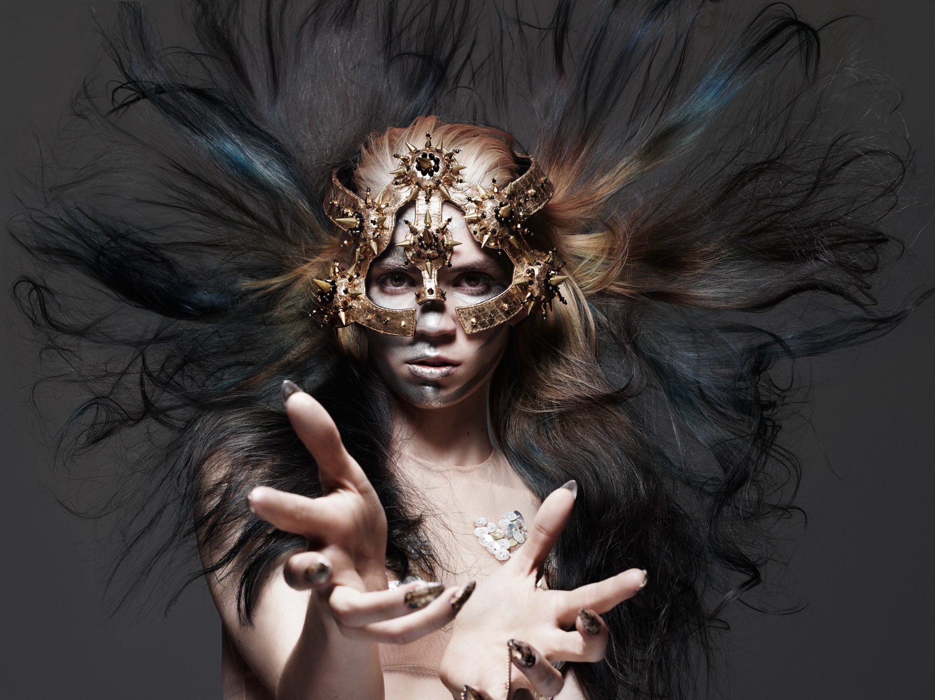 grimes claire boucher canadese cantante capelli trucco maschera stile gesto fame 2015 fotografo rankin