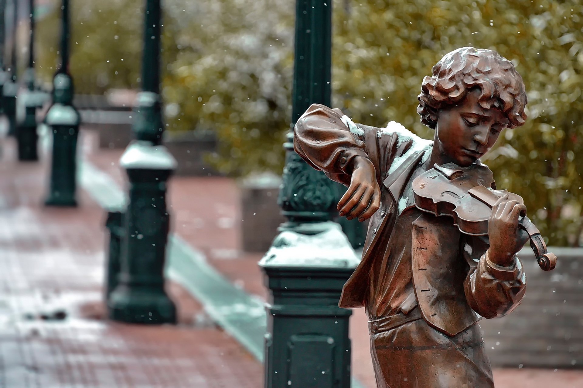 ciudad nieve niño violín