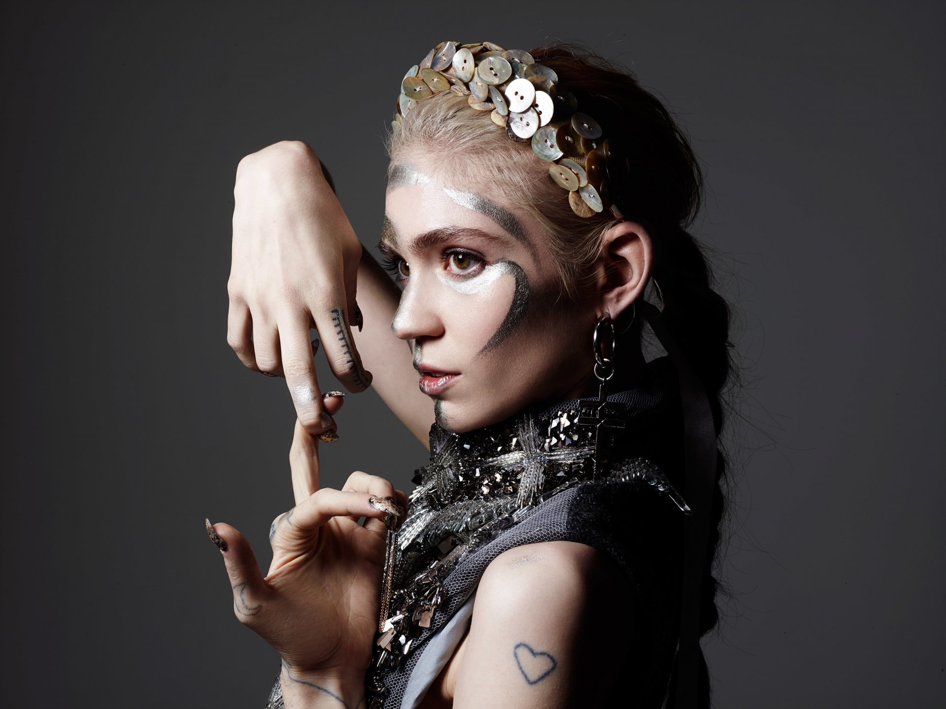 grimes claire boucher canadiense cantante peinado maquillaje traje joyería estilo gesto fotógrafo rankin hambre