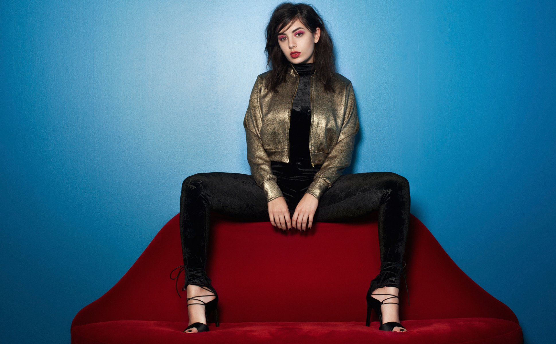 charli xcx na sesji zdjęciowej dla marki głośno szlochać lub śmiać się