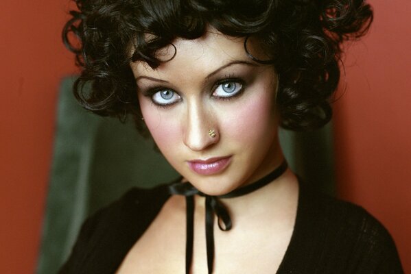 La cantante Christina Aguilera morena con piercings