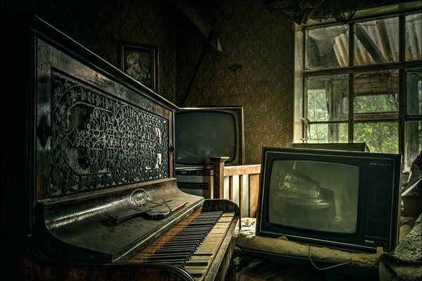 Une pièce sombre dans une maison abandonnée, avec un piano poussiéreux et de vieux téléviseurs