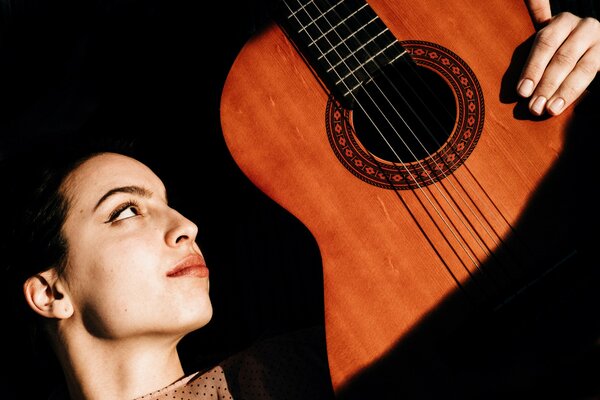 Ragazza che tiene in mano una chitarra